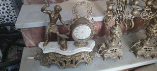 Elegante reloj y candelabros dorados