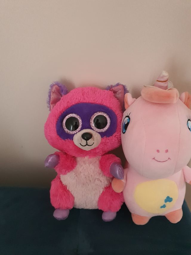2 Peluches: mapache y unicornio