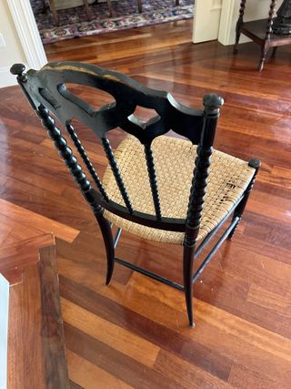 Sillas antiguas de madera y mimbre