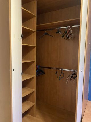 Habitación juvenil: Armarios, estanterías, cama.