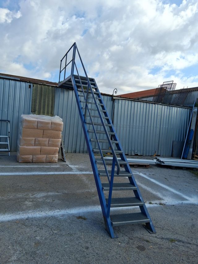 Escalera metálica industrial