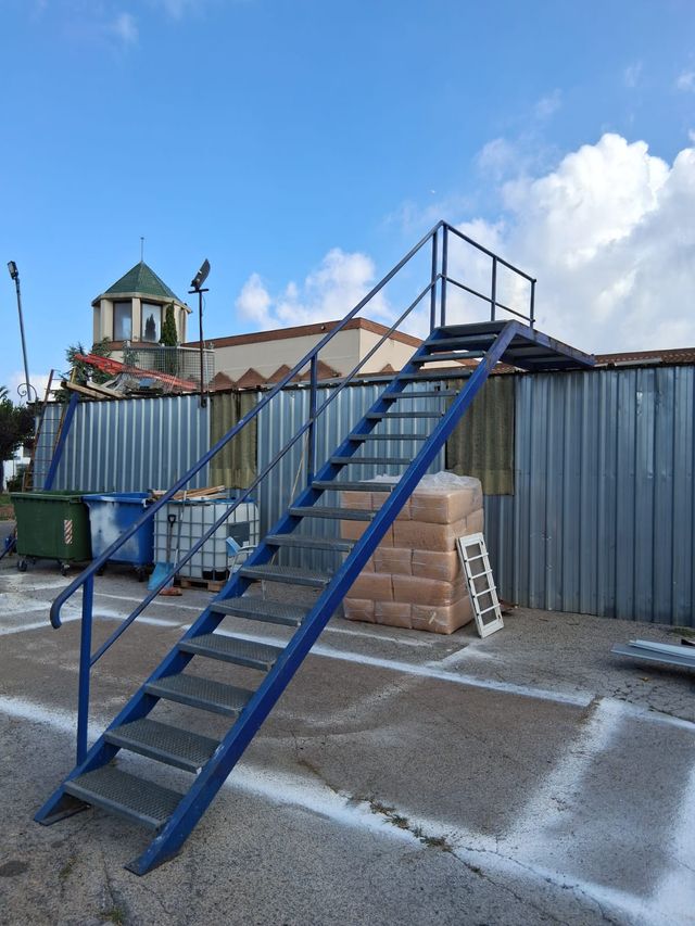 Escalera metálica industrial