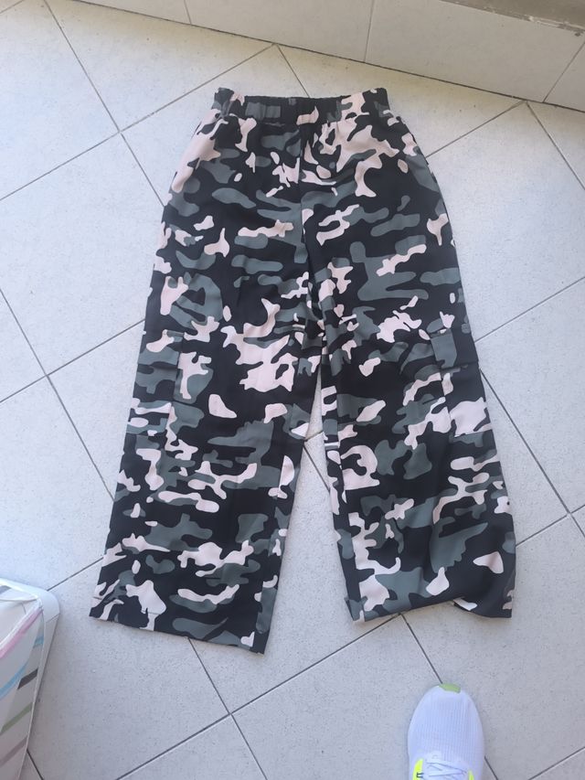 Pantalones camuflaje SHEIN 
Talla 12 años