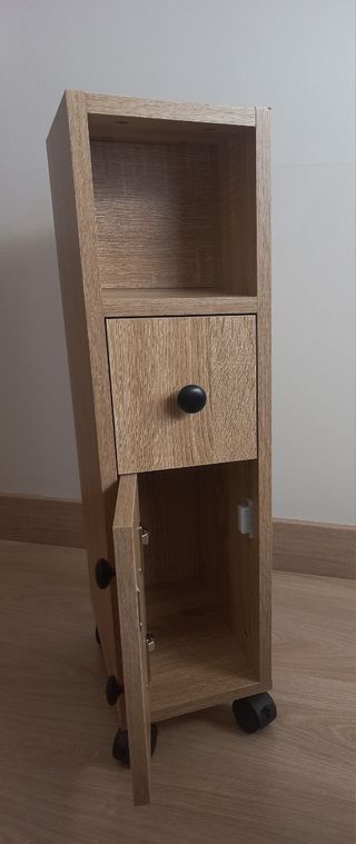 Mueble organizador de madera con ruedas.