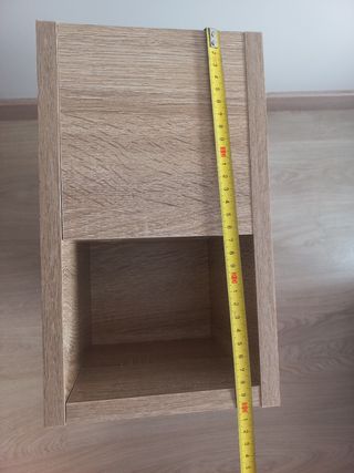 Mueble organizador de madera con ruedas.