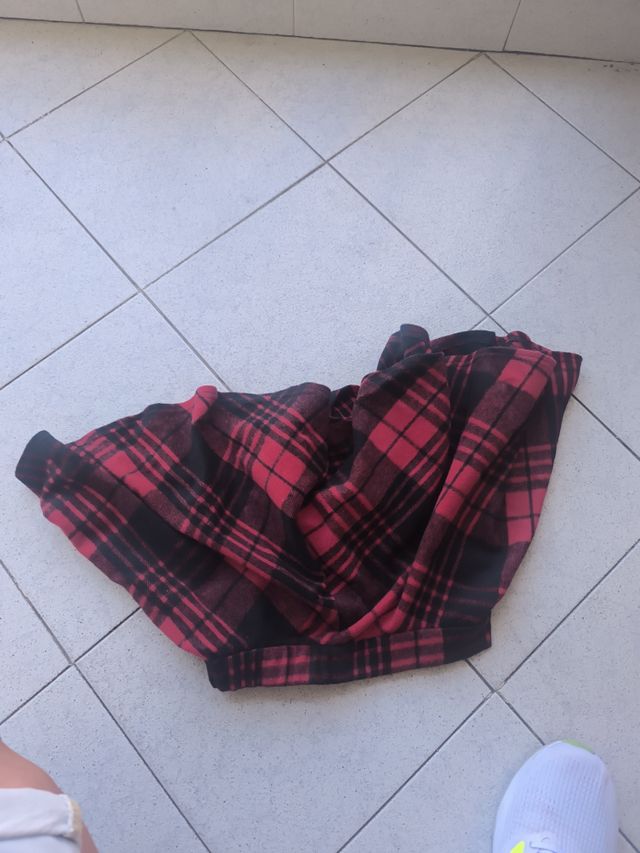 Falda escocesa roja y negra
Talla 13 años