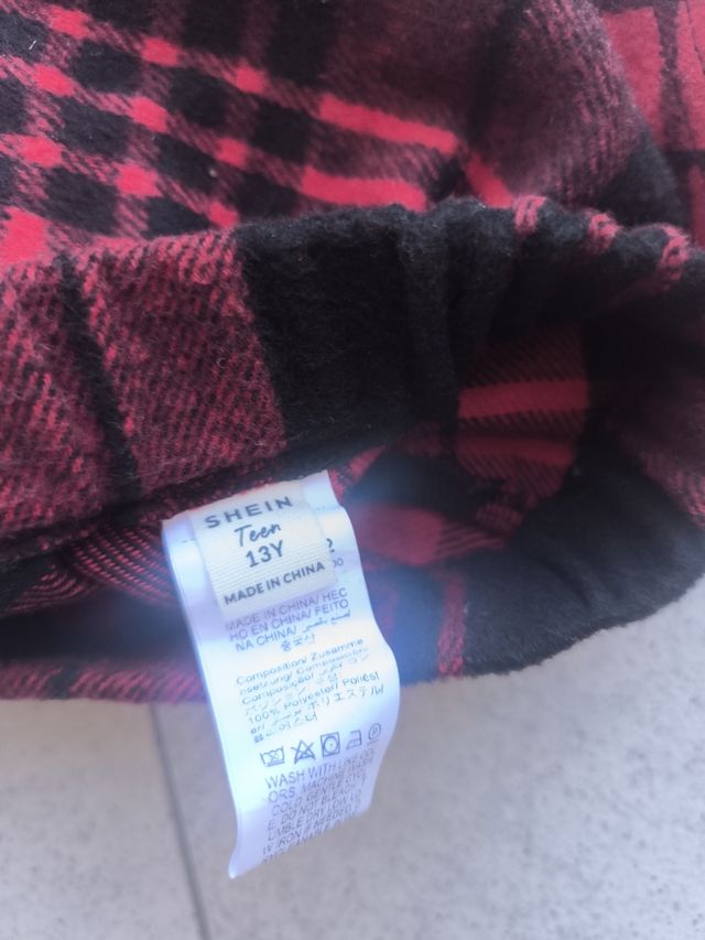 Falda escocesa roja y negra
Talla 13 años