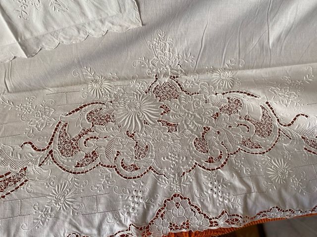 Lenzuola lino bianco ricamate sotto sopra federe