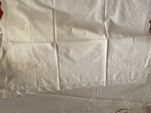 Lenzuola lino bianco ricamate sotto sopra federe