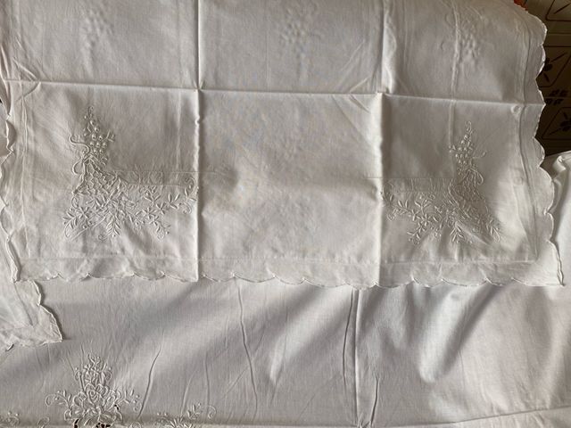 Lenzuola lino bianco ricamate sotto sopra federe