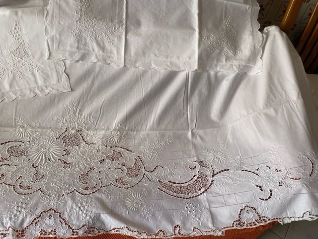 Lenzuola lino bianco ricamate sotto sopra federe