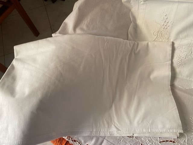 Lenzuola lino bianco ricamate sotto sopra federe