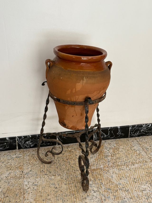 Orza y pedestal de forja antiguos