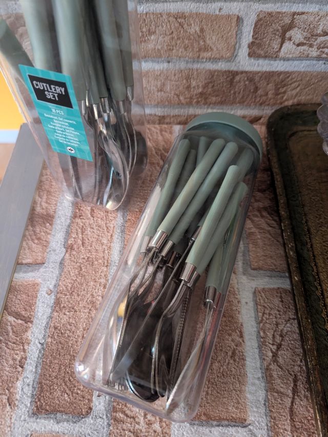 Posate verde e acciaio