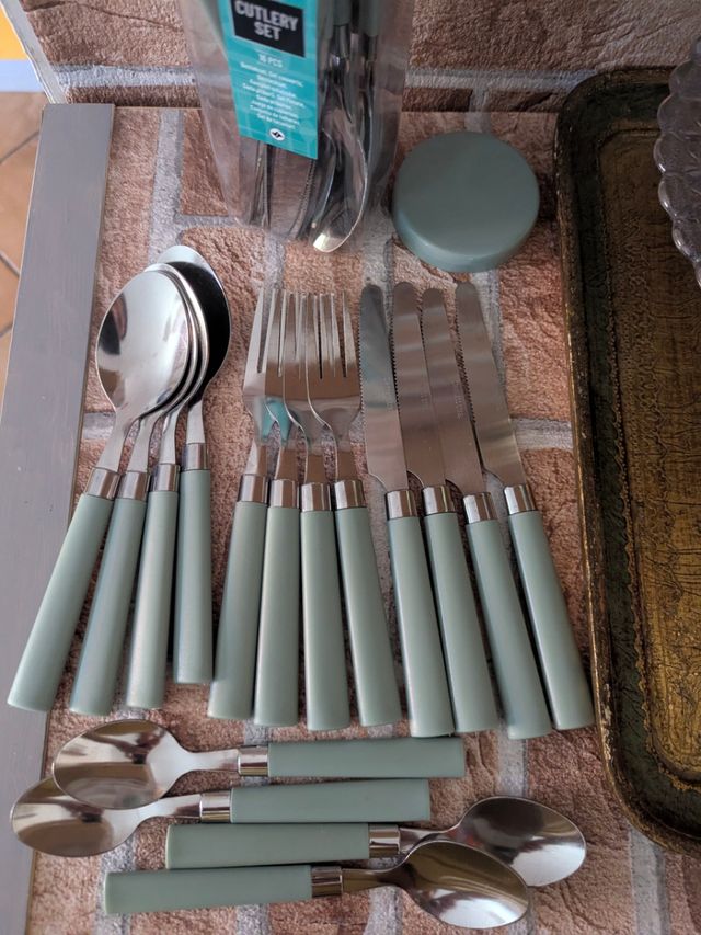 Posate verde e acciaio