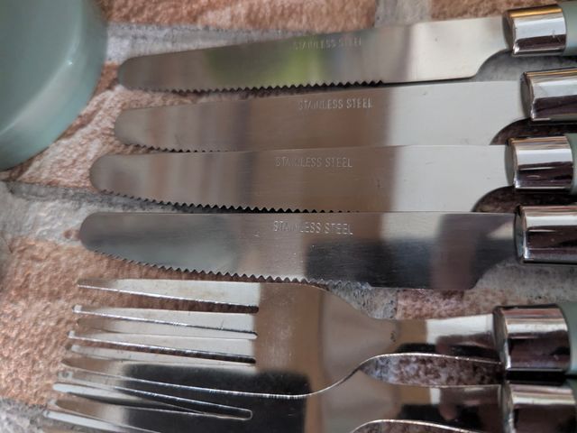 Posate verde e acciaio