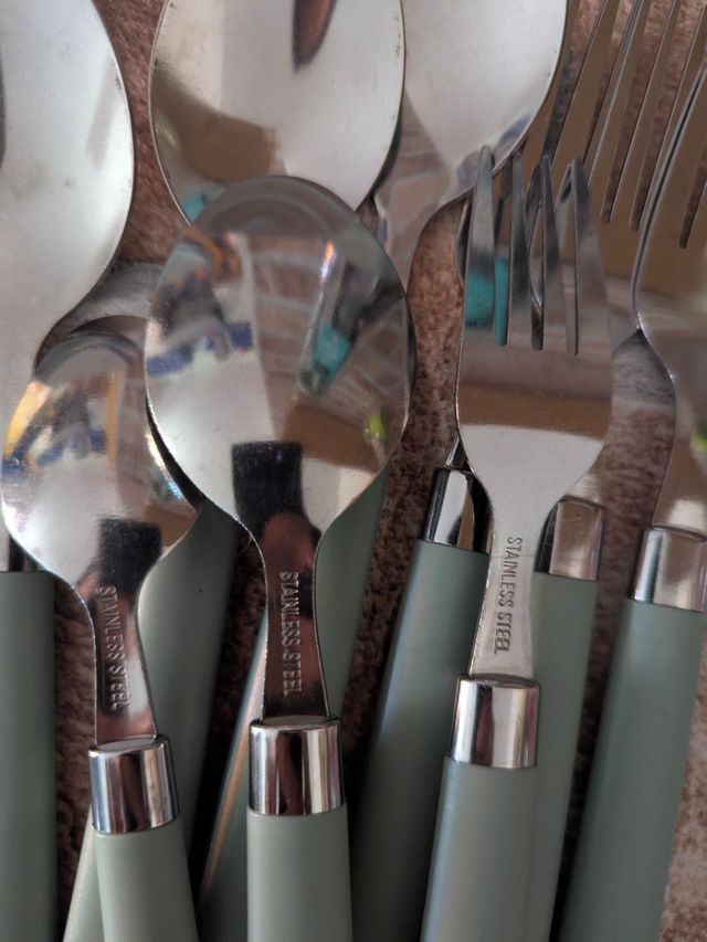 Posate verde e acciaio