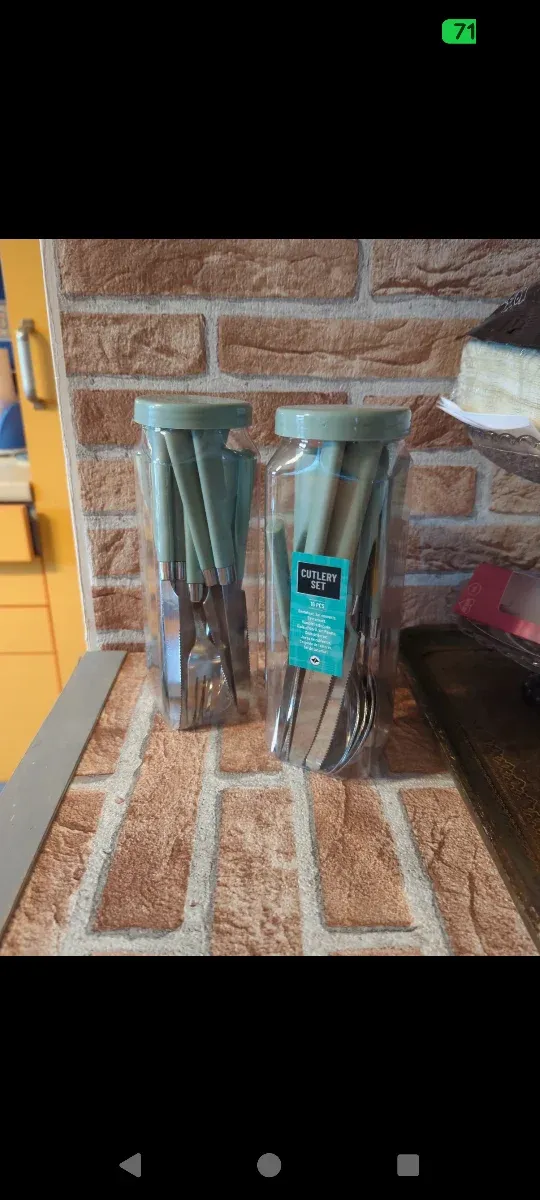 Posate verde e acciaio