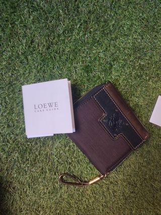 Cartera Loewe marrón y dorada