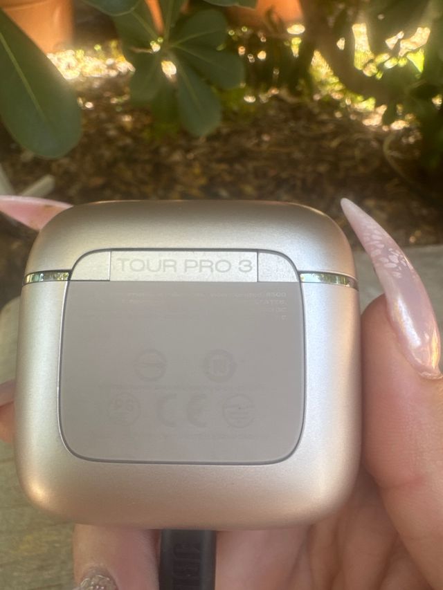 Auriculares JBL Tour Pro 3 dorados