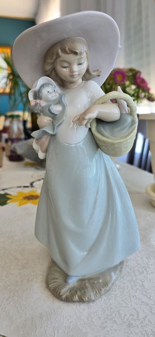 Niña con muñeca NAO Lladró 1362