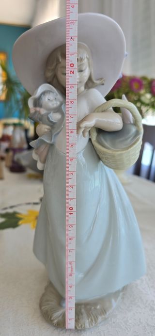 Niña con muñeca NAO Lladró 1362