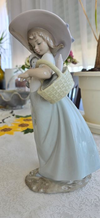 Niña con muñeca NAO Lladró 1362