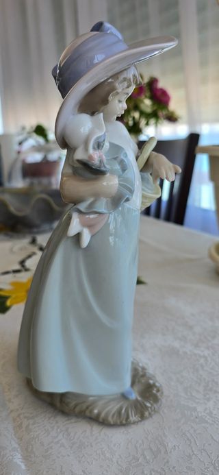 Niña con muñeca NAO Lladró 1362