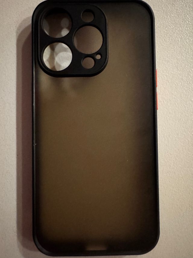 Cover nera con tasti arancioni iPhone 15 pro