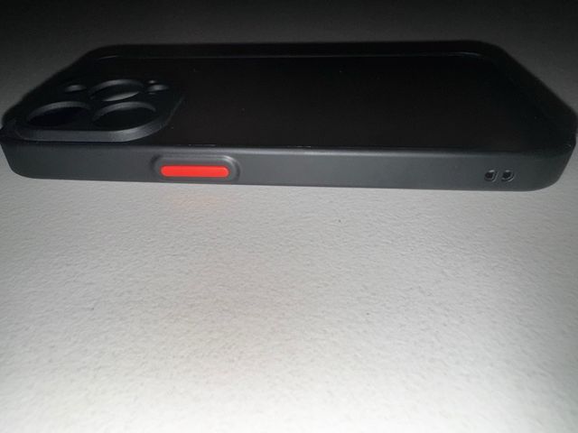 Cover nera con tasti arancioni iPhone 15 pro