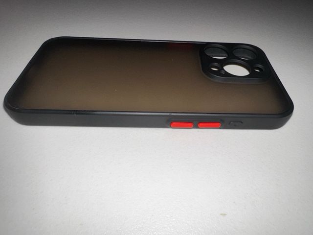 Cover nera con tasti arancioni iPhone 15 pro