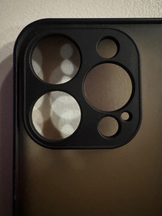 Cover nera con tasti arancioni iPhone 15 pro