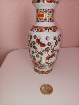 Jarrón de porcelana Sanbo.