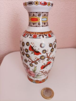 Jarrón de porcelana Sanbo.