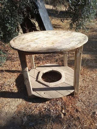 Mesa antigua redonda de madera al natural