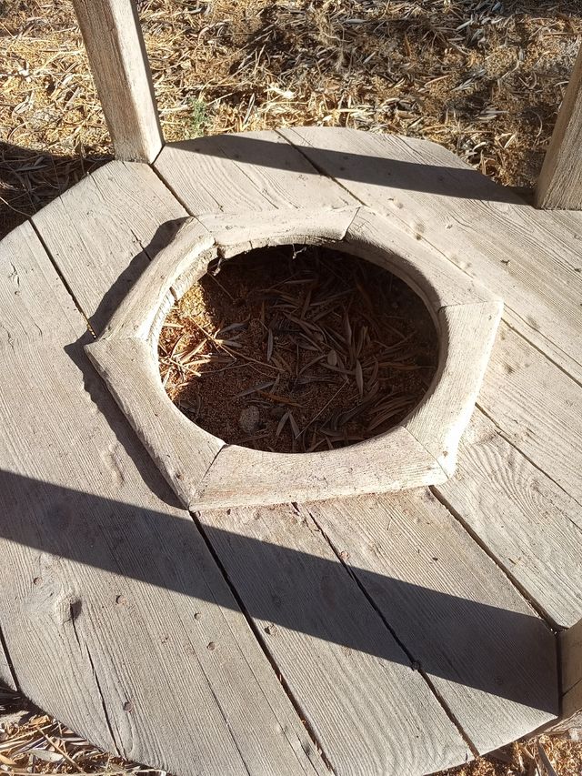 Mesa antigua redonda de madera al natural 