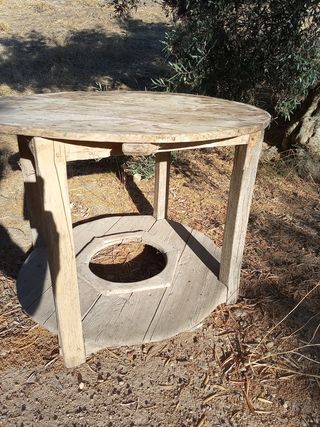 Mesa antigua redonda de madera al natural