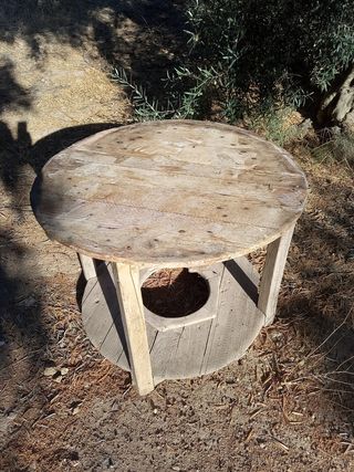 Mesa antigua redonda de madera al natural