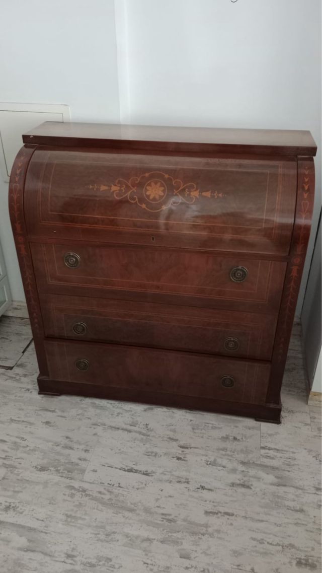 Escritorio antiguo de madera