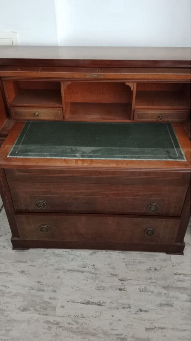 Escritorio antiguo de madera