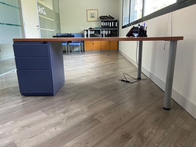 Escritorio curvo madera con cajones azules