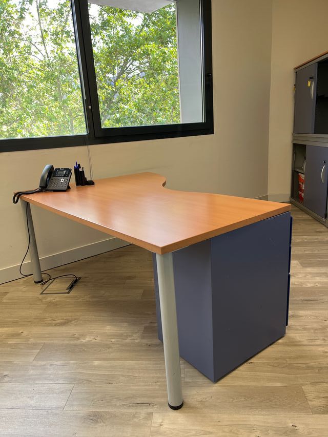 Escritorio curvo madera con cajones azules