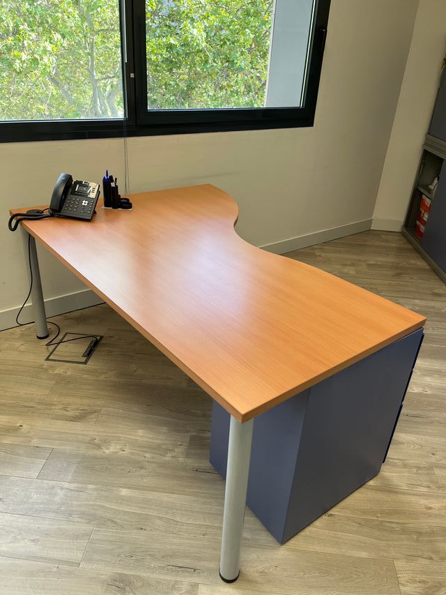 Escritorio curvo madera con cajones azules