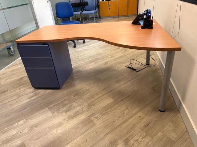 Escritorio curvo madera con cajones azules