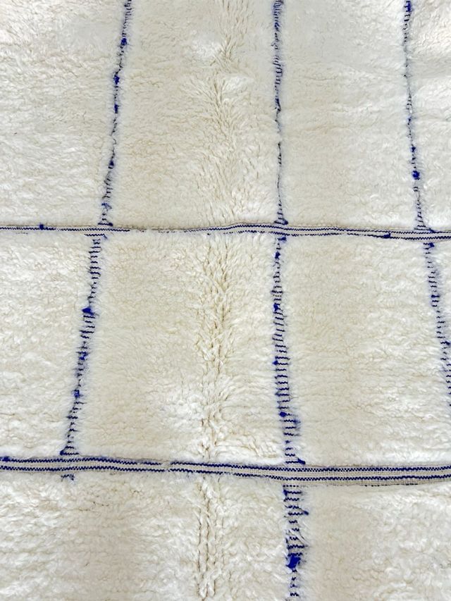 Alfombra Beni Ouarain azul y blanca