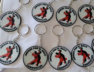 Se realizan llaveros personalizados.