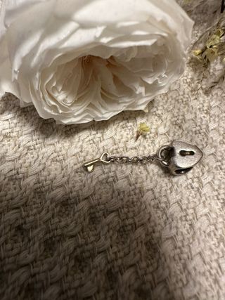 Charm Pandora corazón con llave