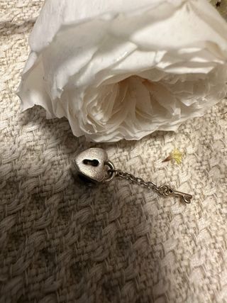 Charm Pandora corazón con llave
