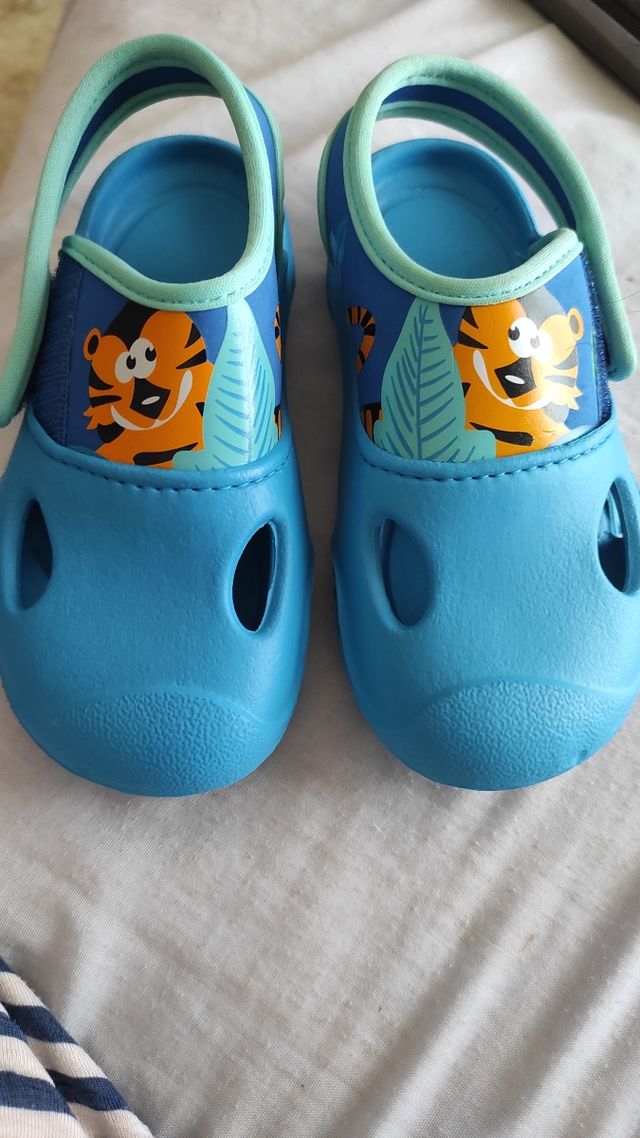 Chanclas Decathlon niño talla 24-25
