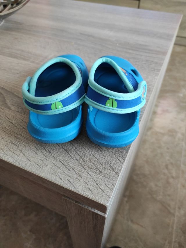 Chanclas Decathlon niño talla 24-25